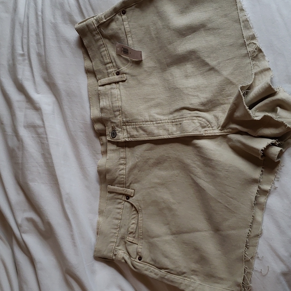 Old Navy Women's Sky-Hi Cut-Off Jean Shorts in Stone - Size 22